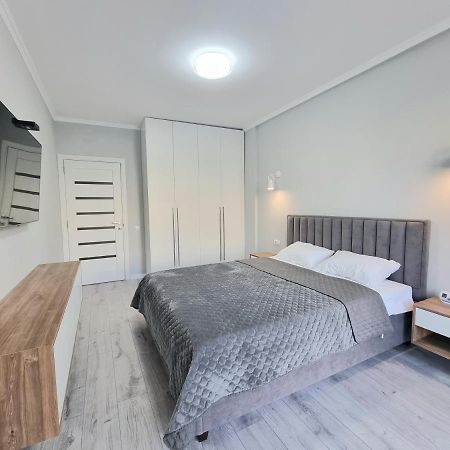 Center, Albisoara Str., 1Bedroom And Living With Balcony Chişinău Extérieur photo