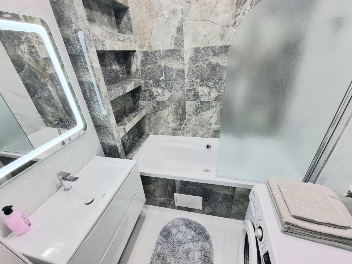 Center, Albisoara Str., 1Bedroom And Living With Balcony Chişinău Extérieur photo